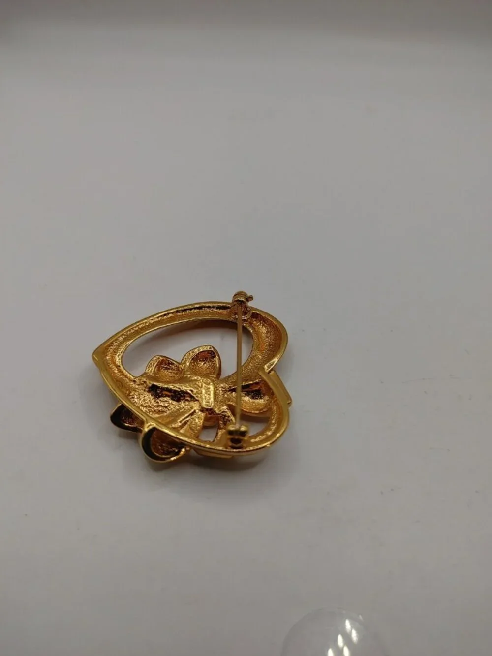 VTG  Brooch/pin  Heart Signed Avon Teal Blue gold tone-in purple tin box